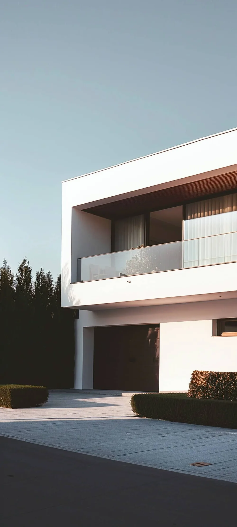 Modern beyaz bir villanın dış cephesi
